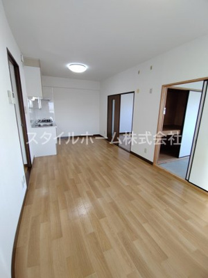 【居間・リビング】 | サンミレイ | こちらの居間で趣味の時間をお楽しみください