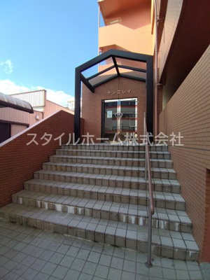 【エントランス】 | サンミレイ | 清潔なエントランスです