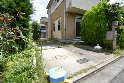 【駐車場】 | 西東京市芝久保町五丁目　中古戸建 | 玄関横の駐車スペースは買い物帰りで荷物が多くても楽ですね。前面道路も広いので車庫入れもしやすいです。