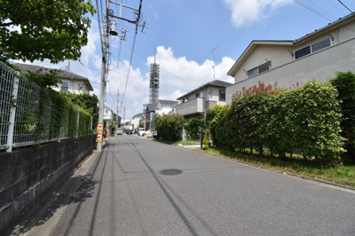 【前面道路含む現地写真】 | 西東京市芝久保町五丁目　中古戸建 | 前面道路は閑静な住宅地の通りとなるため、車通りは多くありません。 安心して車庫入れ可能。