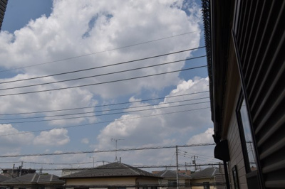 【展望】 | 府中市四谷六丁目　中古戸建 | 景色を遮るものがないと、陽の光を長い時間浴びられます。空気も澄んでいるように感じますね。