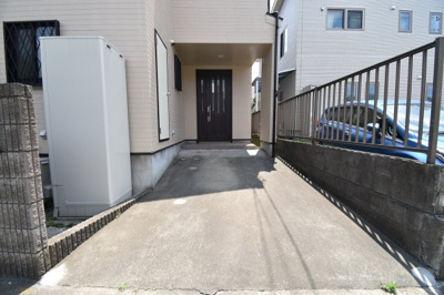 【駐車場】 | 府中市四谷六丁目　中古戸建 | 玄関前の駐車スペースは買い物帰りで荷物が多くても楽ですね。前面道路も広いので車庫入れもしやすいです。