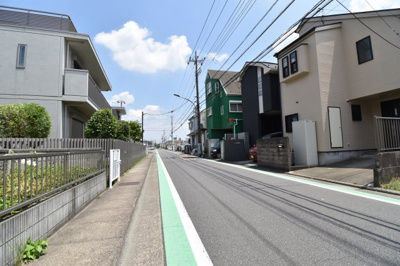 【前面道路含む現地写真】 | 府中市四谷六丁目　中古戸建 | 前面道路公道6メートルあります。運転が苦手な奥様でも楽々駐車可能です。