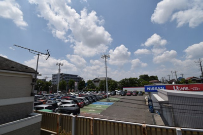 【展望】 | 小平市大沼町四丁目　中古戸建 | 景色を遮るものがないと、陽の光を長い時間浴びられます。空気も澄んでいるように感じますね。