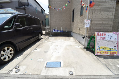 【駐車場】 | 小平市大沼町四丁目　中古戸建 | 玄関横の駐車スペースは買い物帰りで荷物が多くても楽ですね。前面道路も広いので車庫入れもしやすいです。