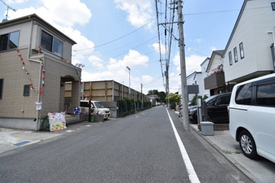 【前面道路含む現地写真】 | 小平市大沼町四丁目　中古戸建 | 前面道路は閑静な住宅地の通りとなるため、車通りは多くありません。 安心して車庫入れ可能。