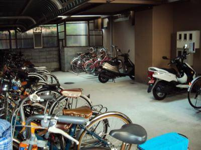 綾小路パレスの駐車場|駐輪場