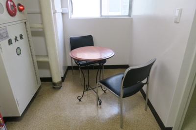 【その他共用部分】 | 毛利ビル | 御徒町の貸事務所。
「毛利ビル」のことなら(株)メイワ・エステートへ
共用部には休憩できるスペース有。