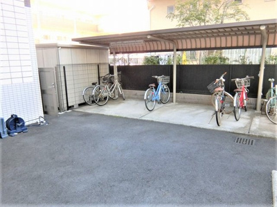 【その他共用部分】 | PASTORAL/パストラル | 屋根付きの駐輪場で雨が降っても大切な自転車が濡れなくてすみますね♪駅まで自転車もおすすめです！