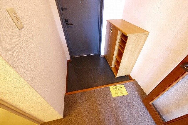 カーサフラッシュナカイの玄関|収納もある玄関です