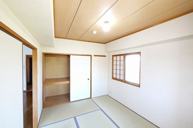 カーサフラッシュナカイの和室|柔らかい畳が心地よい和室