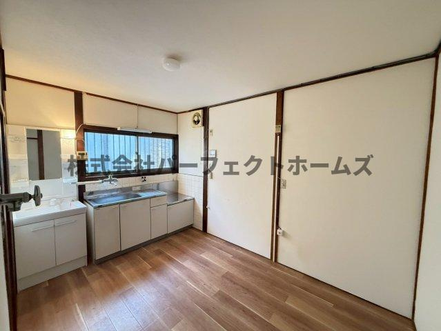 枚方市桜丘町の一戸建てのキッチン|ダイニングスペースです