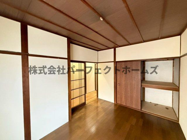 枚方市桜丘町の一戸建ての洋室|明るい洋室です