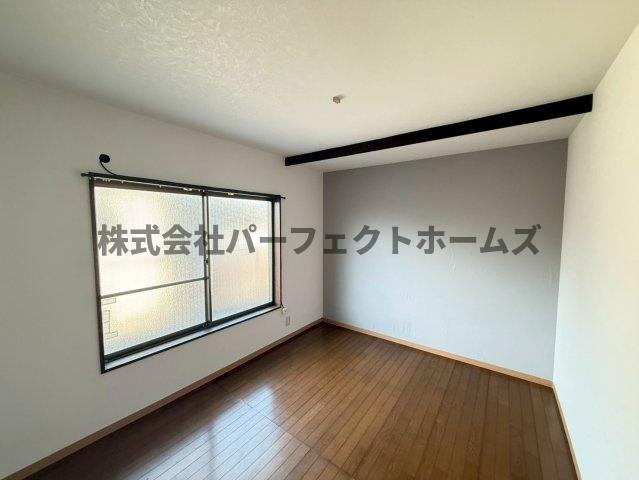 枚方市桜丘町の一戸建ての洋室|コンパクトで使いやすい洋室です