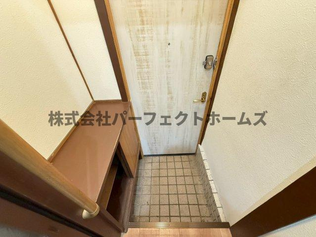 枚方市桜丘町の一戸建ての玄関|収納もある玄関です