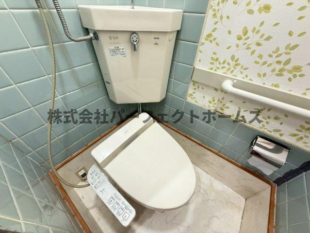 枚方市桜丘町の一戸建てのトイレ|ゆったりとした空間のトイレです