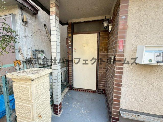 枚方市桜丘町の一戸建ての玄関|毎日通る玄関はこちらです