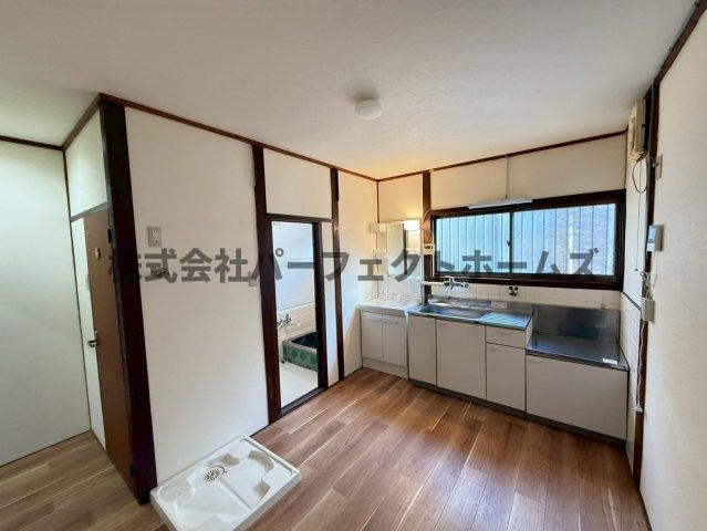 枚方市桜丘町の一戸建てのキッチン|ダイニングスペースです