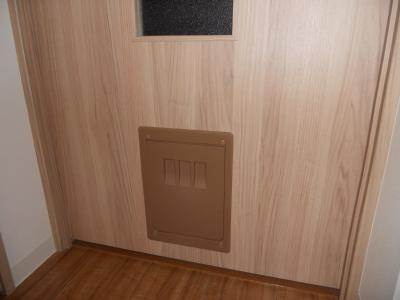 ルクラ京都三条油小路の設備|ペット通り抜け用窓