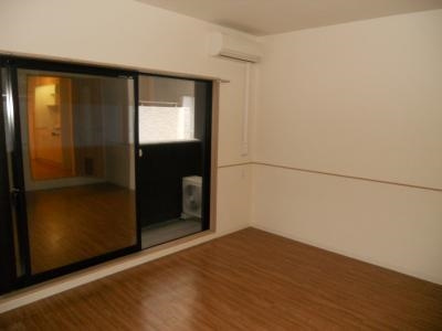 ルクラ京都三条油小路の居間・リビング|洋室