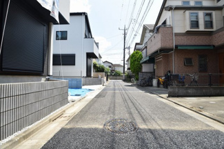 【前面道路含む現地写真】 | 前面道路はほとんど車の通行はありませんので小さなお子様にも安心の立地です。