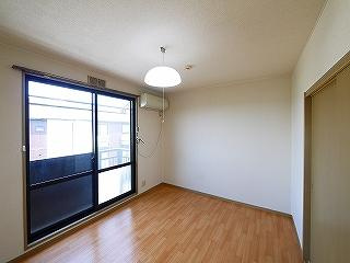 サンコートD棟の寝室|広くて明るい寝室