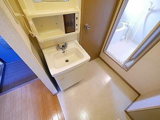 サンコートD棟の洗面所|ゆったりとスペースのある洗面所