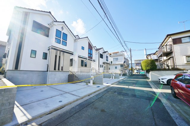 高台の閑静な住宅街。カースペース２台！保土ヶ谷区狩場町　全3棟　新築戸建ての前面道路含む現地写真