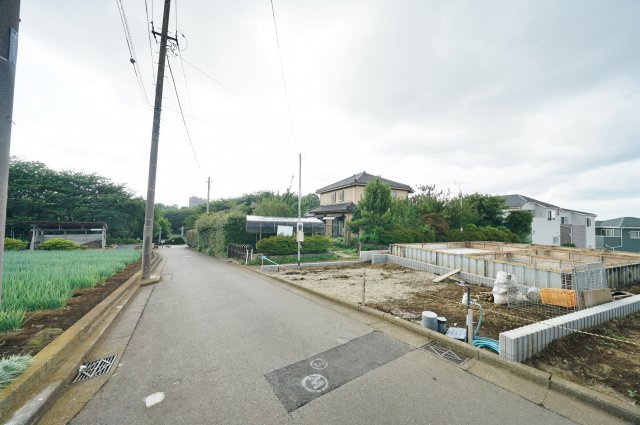 和田町駅徒歩１４分の緑豊かな住環境！カースペース２台♪保土ケ谷区仏向町　新築戸建ての前面道路含む現地写真
