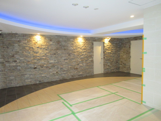 大阪市淀川区新高４丁目の賃貸マンションのロビー