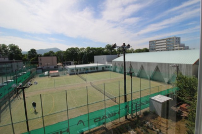 【展望】 | メゾンドルチェ平岸第六 | 西側の洋室から見える眺望です。テニスコートがあります。