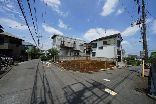 西谷駅徒歩１３分！南西角地のため陽当り良好！保土ケ谷区上菅田町　新築戸建ての外観|前面道路も広くお車の出し入れもラクラクです。