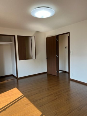 【居間・リビング】 | 東山邸戸建て | 2階のお部屋です。広いバルコニーもある洋室で収納も各部屋にあります。