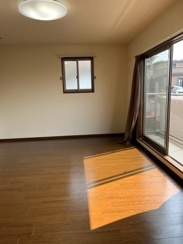 【居間・リビング】 | 東山邸戸建て | 2階のバルコニーに向かってゆったり過ごせる洋室です