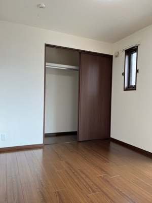 【居間・リビング】 | 東山邸戸建て | 2階東側洋室です