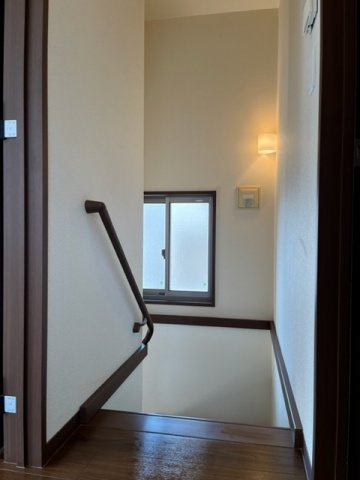 【その他】 | 東山邸戸建て | 2階階段から下に向かって窓も