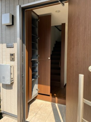 【玄関】 | 東山邸戸建て | 玄関には沢山入る収納があります