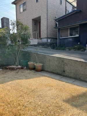 【庭】 | 東山邸戸建て | 玄関脇に庭がありますよ