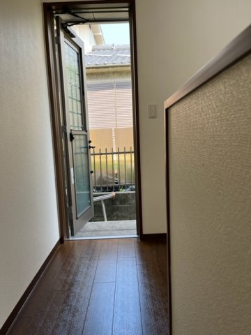 【設備】 | 東山邸戸建て | キッチンからすぐ裏の敷地へ