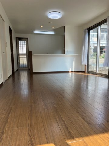 【居間・リビング】 | 東山邸戸建て | 広くて気持ちの良いリビングです