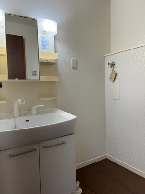 【洗面所】 | 東山邸戸建て | ゆったりとスペースのある洗面所