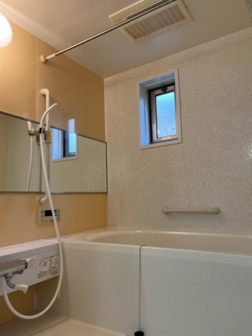 【浴室】 | 東山邸戸建て | ゆったり過ごせるお風呂で追い炊き機能もついています