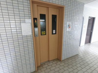 【その他共用部分】 | コスモ保土ヶ谷グリーンプラザ | お買い物時やベビーカーの出し入れに便利なエレベーター付です。