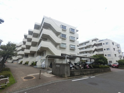 【外観】 | コスモ保土ヶ谷グリーンプラザ | 総戸数９６戸、昭和６０年２月築、管理人は日勤勤務につき管理体制良好です♪