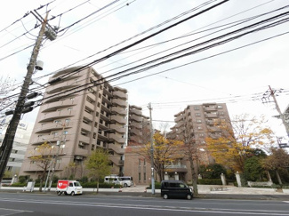【外観】 | 総戸数２４３戸、平成１２年１２月築、管理人は日勤勤務につき管理体制良好です♪