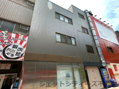 【外観】 | ワイワイオー東通り店舗 | 東側出入口御堂筋に面しています