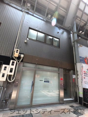 【外観】 | ワイワイオー東通り店舗 | 西側出入口商店街に面しています