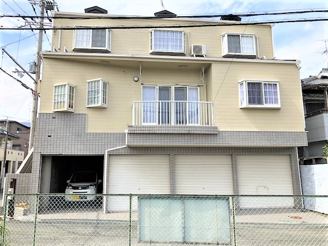 北山宅貸家の外観|1階がシャッター付きガレージです。左端のみ使用可能。
2階が玄関です。