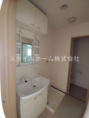 【洗面所】 | レガーロカルドA棟 | コンパクトで使いやすい洗面所