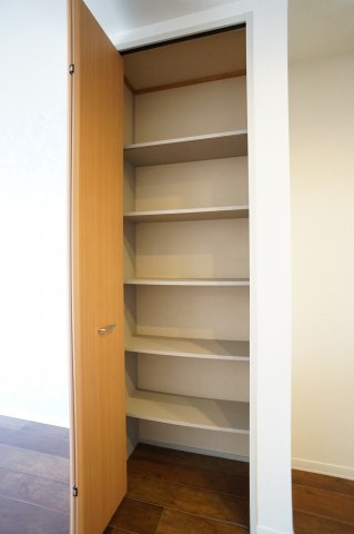 プチロッシュの収納|キッチン横の収納はパントリー代わりに